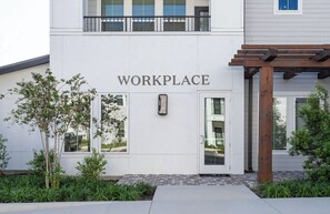 Un edifici modern amb un rètol que diu 'WORKPLACE' sobre l'entrada.