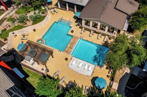 Ein Dachpool mit Liegestühlen, einem Whirlpool und einer überdachten Lounge.
