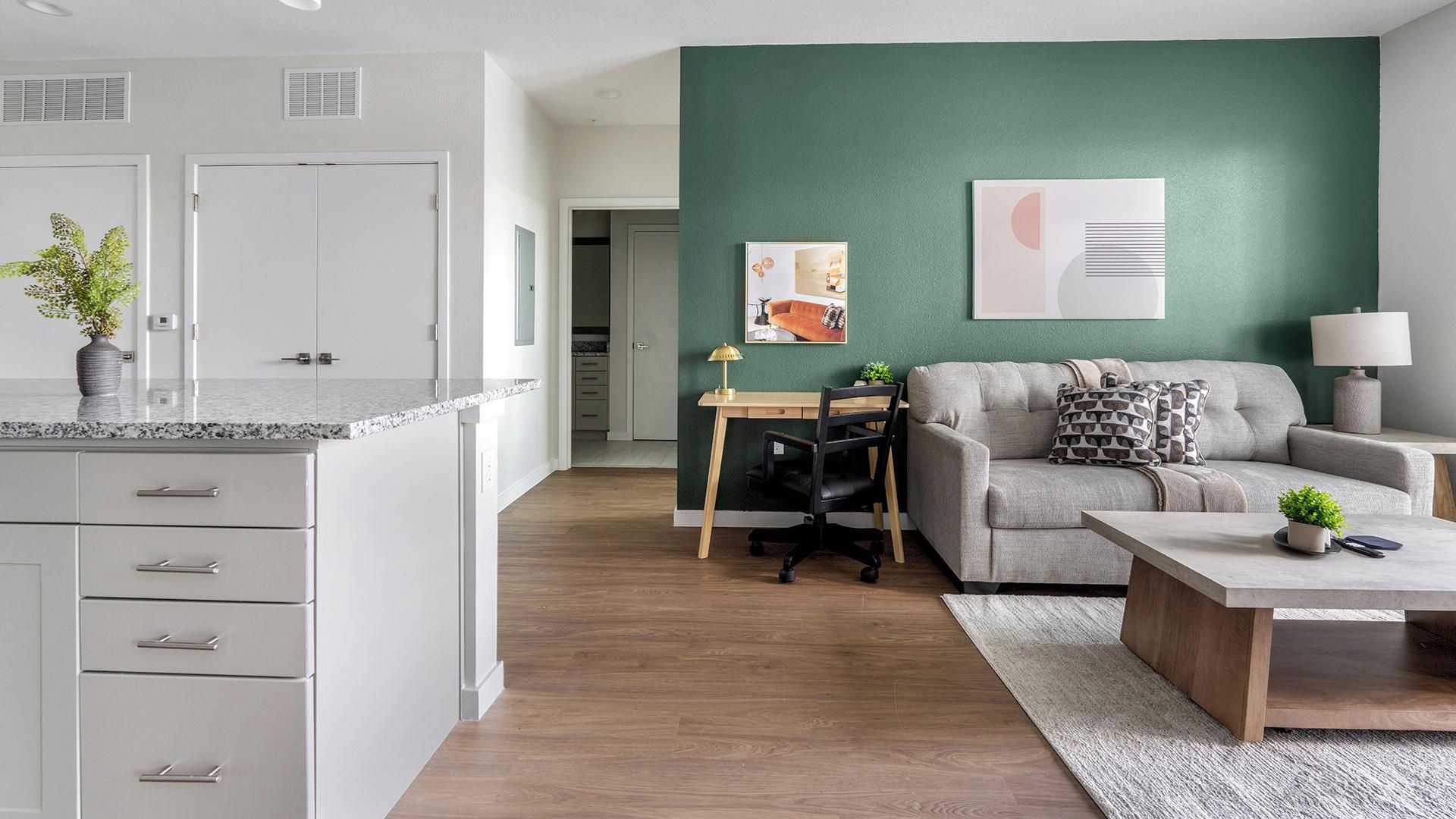 Un appartement moderne comprenant une cuisine, un coin repas et un salon.