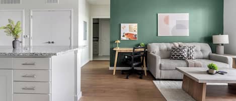 Un appartement moderne comprenant une cuisine, un coin repas et un salon.