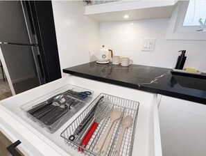 Private kitchen - 5BR · Sleeps 10 · Parking · Near Rogers Stadium (Toronto)