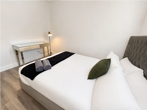 5BR · Sleeps 10 · Parking · Near Rogers Stadium