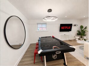 Games room - 5BR · Sleeps 10 · Parking · Near Rogers Stadium (Toronto)