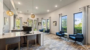 Un interior moderno con área de cocina, comedor y zona de estar, con ventanas amplias.
