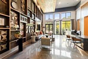 Ein großzügiger Wohnbereich mit modernem Design, ausgestattet mit einem großen Sofa, einem Couchtisch und einem Essbereich mit Stühlen.