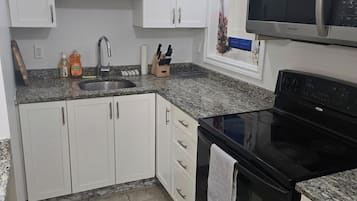 Coffee/tea maker, fridge, microwave, oven