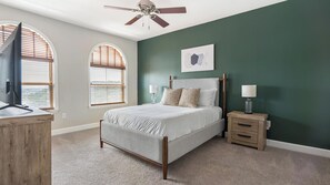 A bedroom with a bed, two bedside tables, a ceiling fan, and two windows with blinds. - Landing | Amazing 1BD, Gym, Courtyard (San Antonio)