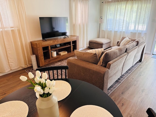 3BR Retreat Near Historic Main Street-Low Cleaning-Sleeps 6