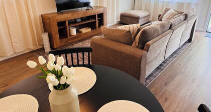 3BR Retreat Near Historic Main Street-Low Cleaning-Sleeps 6