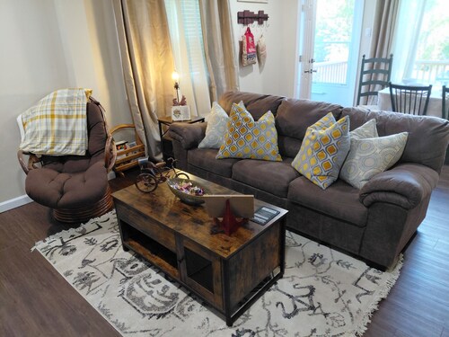 Calvary Cottage on the Lake - Peaceful 1-Bedroom Cottage Overlooking the Lake