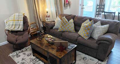 Calvary Cottage on the Lake - Peaceful 1-Bedroom Cottage Overlooking the Lake