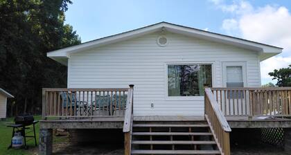 Calvary Cottage on the Lake - Peaceful 1-Bedroom Cottage Overlooking the Lake