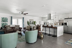 Smart TV, video games, table football, books - The ONLY FREE-Heated Pool + Hot Tub + Game Lounge Combo — 10 Min to Old Town (Scottsdale)