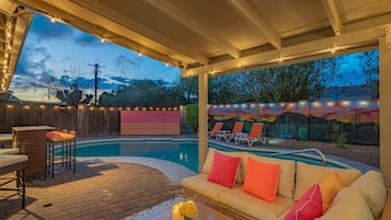 Una piscina al aire libre, una piscina climatizada