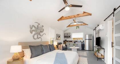 Luxe King Studio Near AMI! Beach Gear & Fast WiFi - Double Room