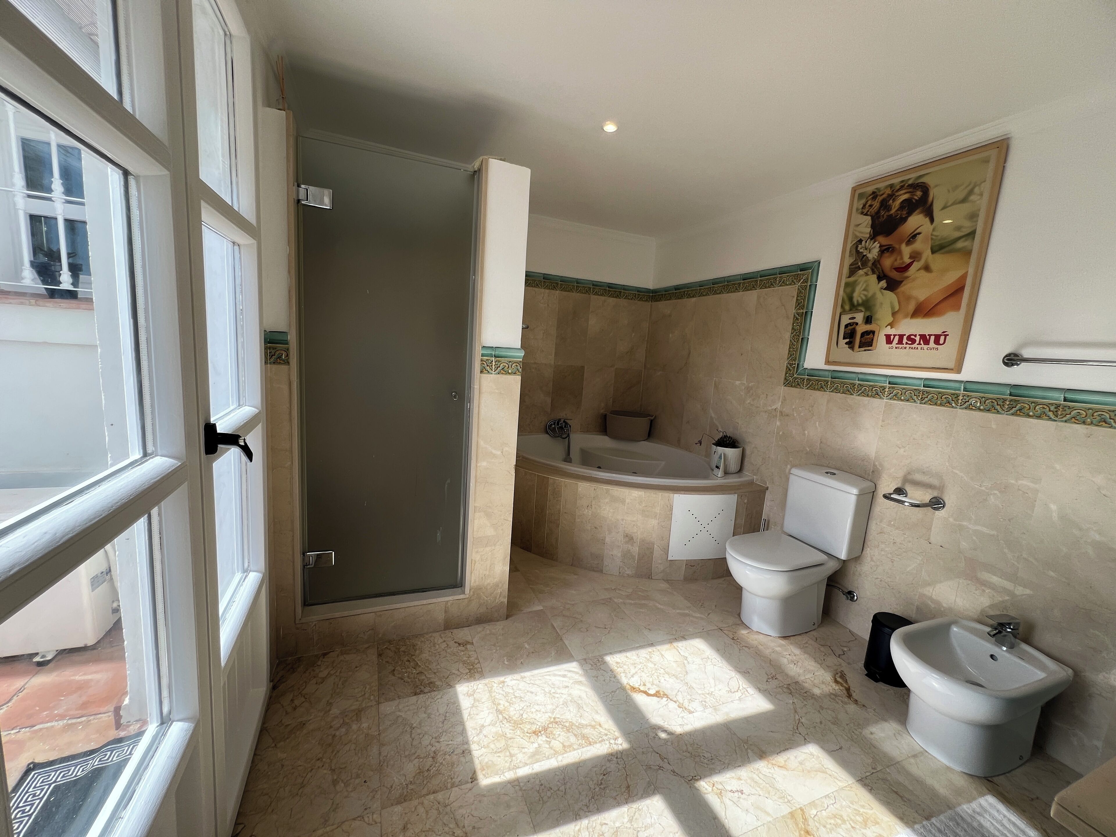 Un baño con ducha, inodoro, bidé y bañera.