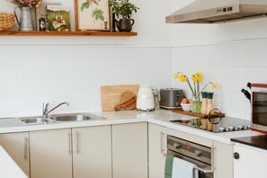 Eine moderne Küche mit doppelter Spüle, Toaster, Wasserkocher und Herd.