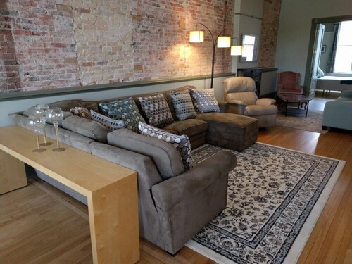 Historic Downtown Riverfront Apt, Freighter Views