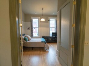 Ein Schlafzimmer mit Bett, Schminktisch und Fernseher.