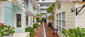 Sunset Chic on Marco Island 2BR 2Bath Corner Retreat in the Heart of Old Marco