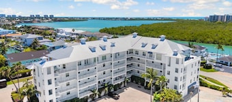 Sunset Chic on Marco Island 2BR 2Bath Corner Retreat in the Heart of Old Marco
