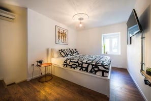 Room - Central Old town house with courtyard & Beach walk (Split)