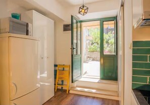 Private kitchen - Central Old town house with courtyard & Beach walk (Split)