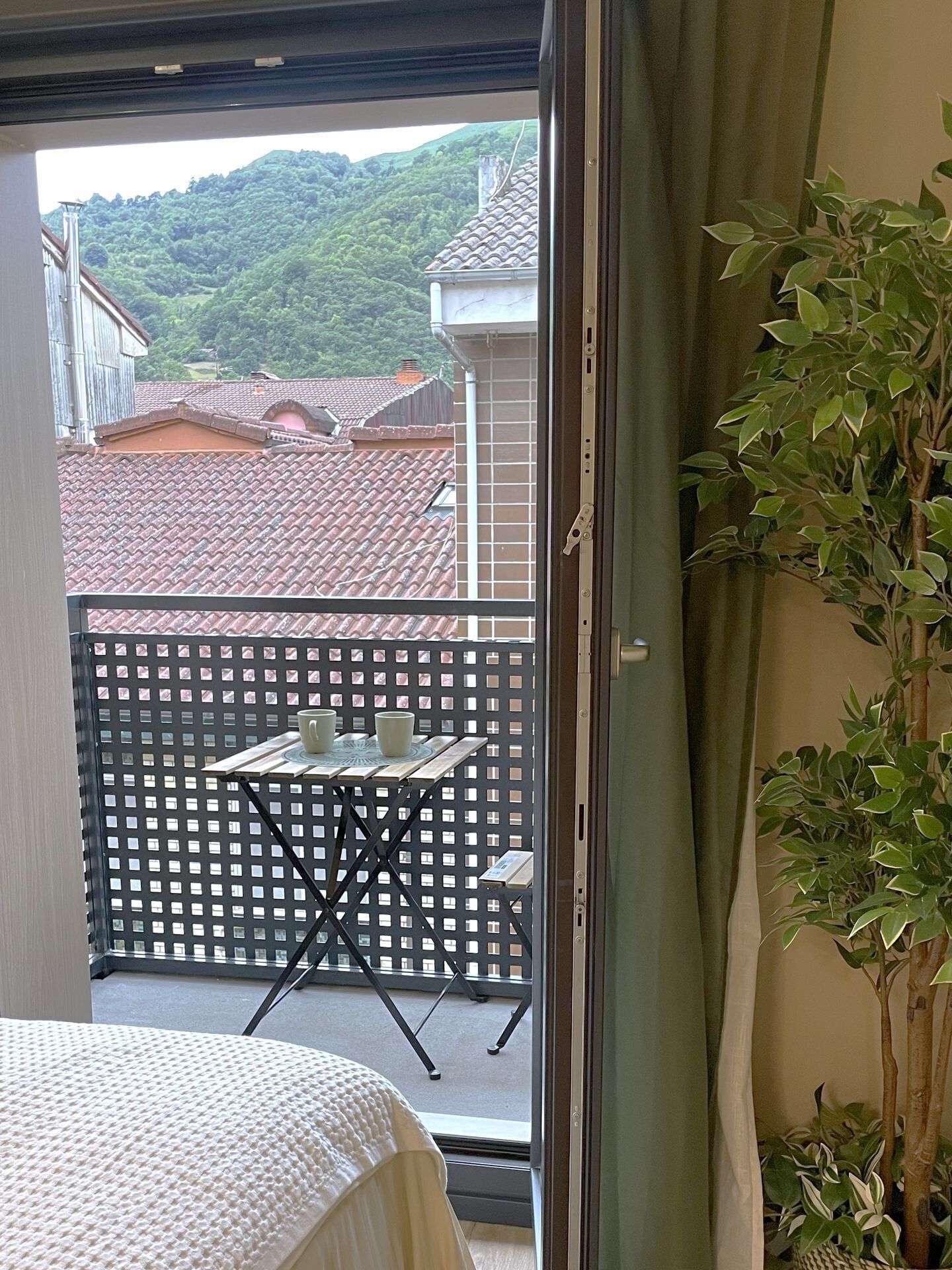 Suite estudio familiar, balcón, vistas a la montaña | Ropa de cama de alta calidad, colchones viscoelásticos, minibar