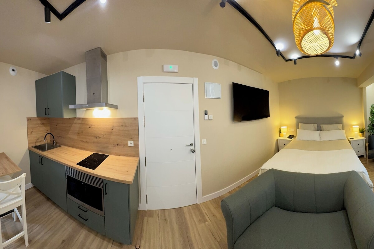 Suite estudio familiar, balcón, vista a la montaña | Ropa de cama de alta calidad, edredón, camas con pillow-top y minibar