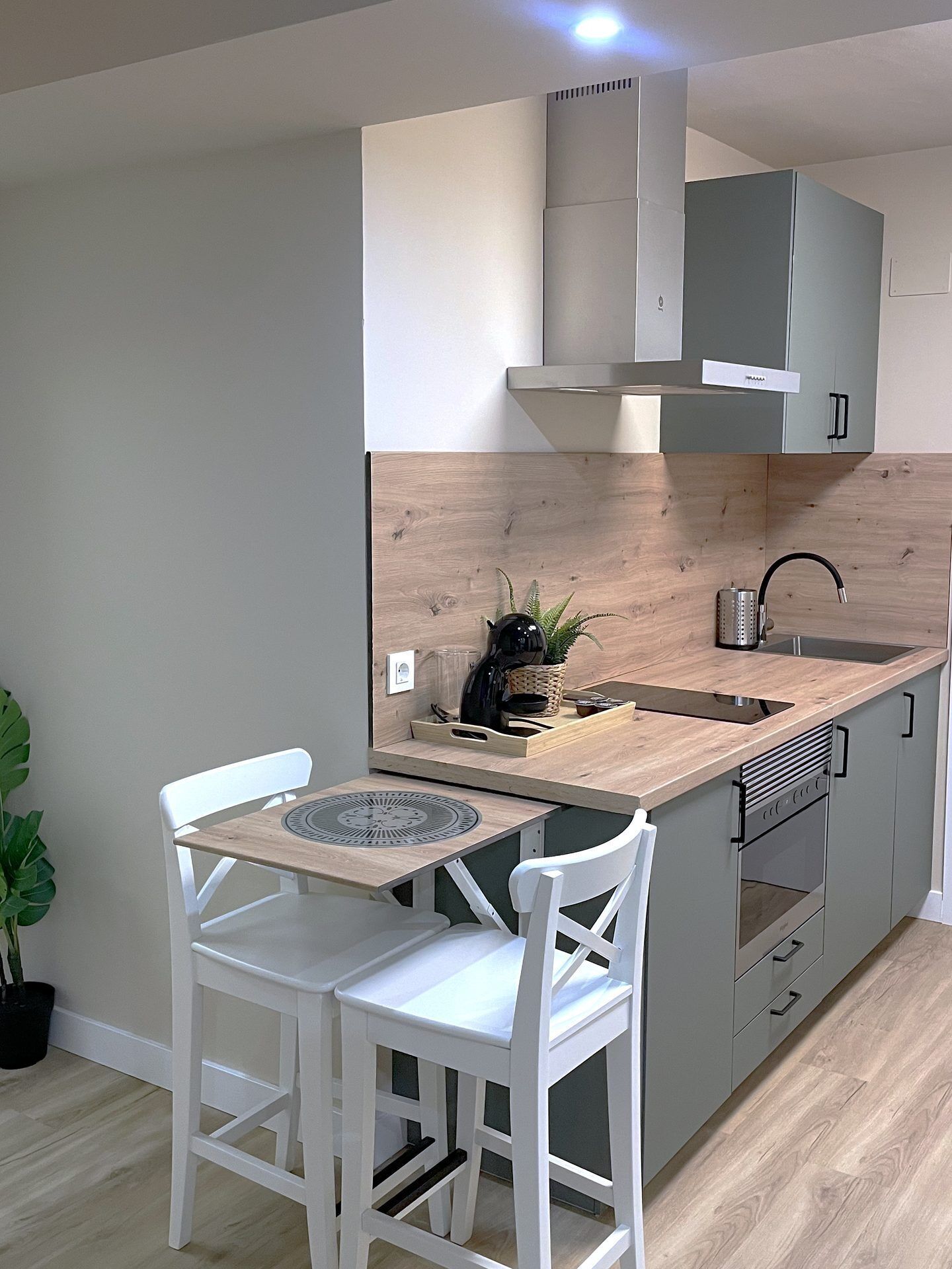 Suite estudio familiar, balcón, vistas a la montaña | Cocina privada | Cafetera o tetera y frigorífico pequeño