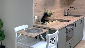 Suite estudio familiar, balcón, vistas a la montaña | Cocina privada | Cafetera o tetera y frigorífico pequeño