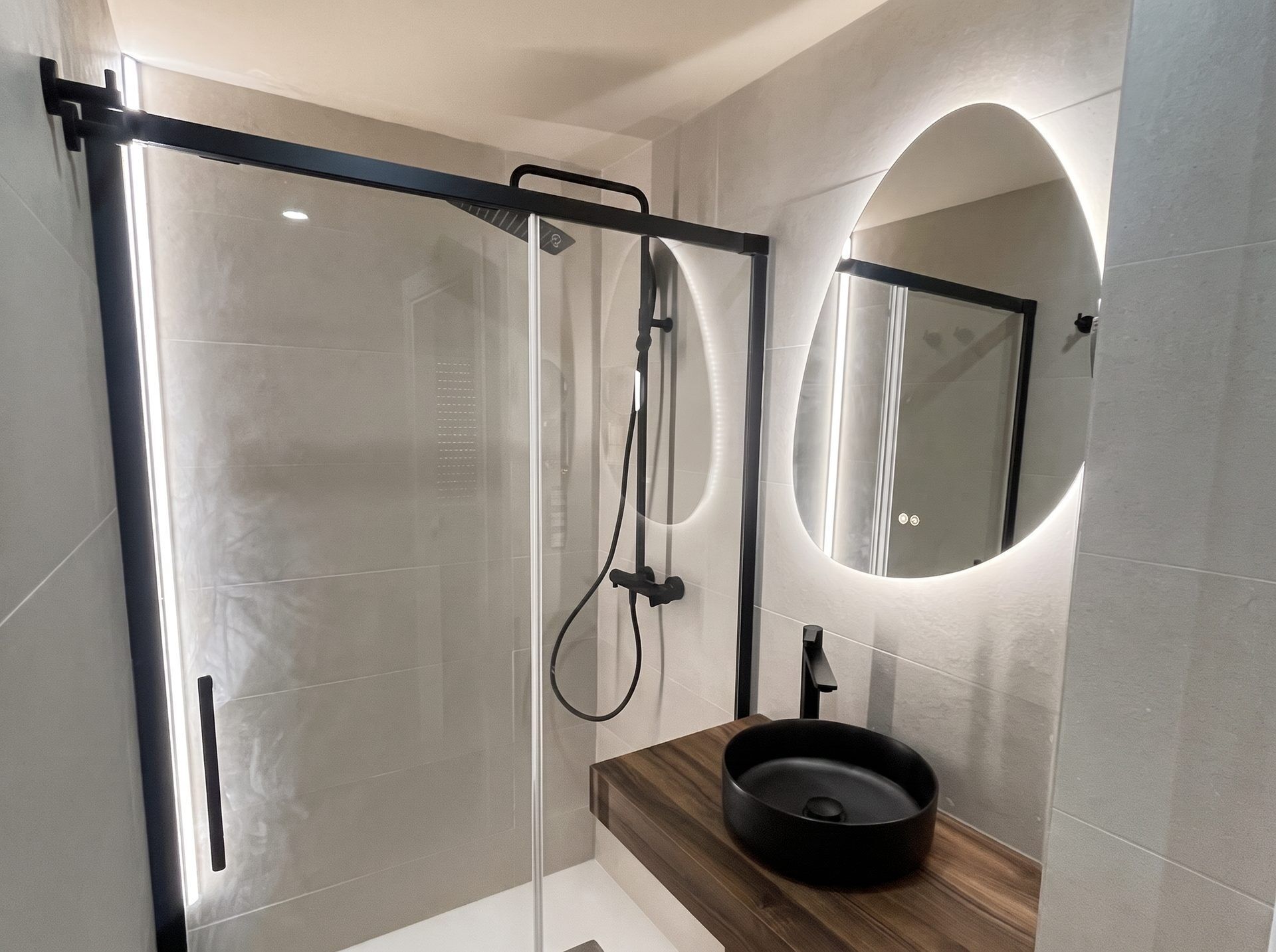 Habitación doble | Baño | Ducha, artículos de higiene personal gratuitos y secador de pelo