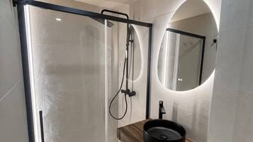 Habitación doble | Baño | Ducha, artículos de higiene personal gratuitos y secador de pelo