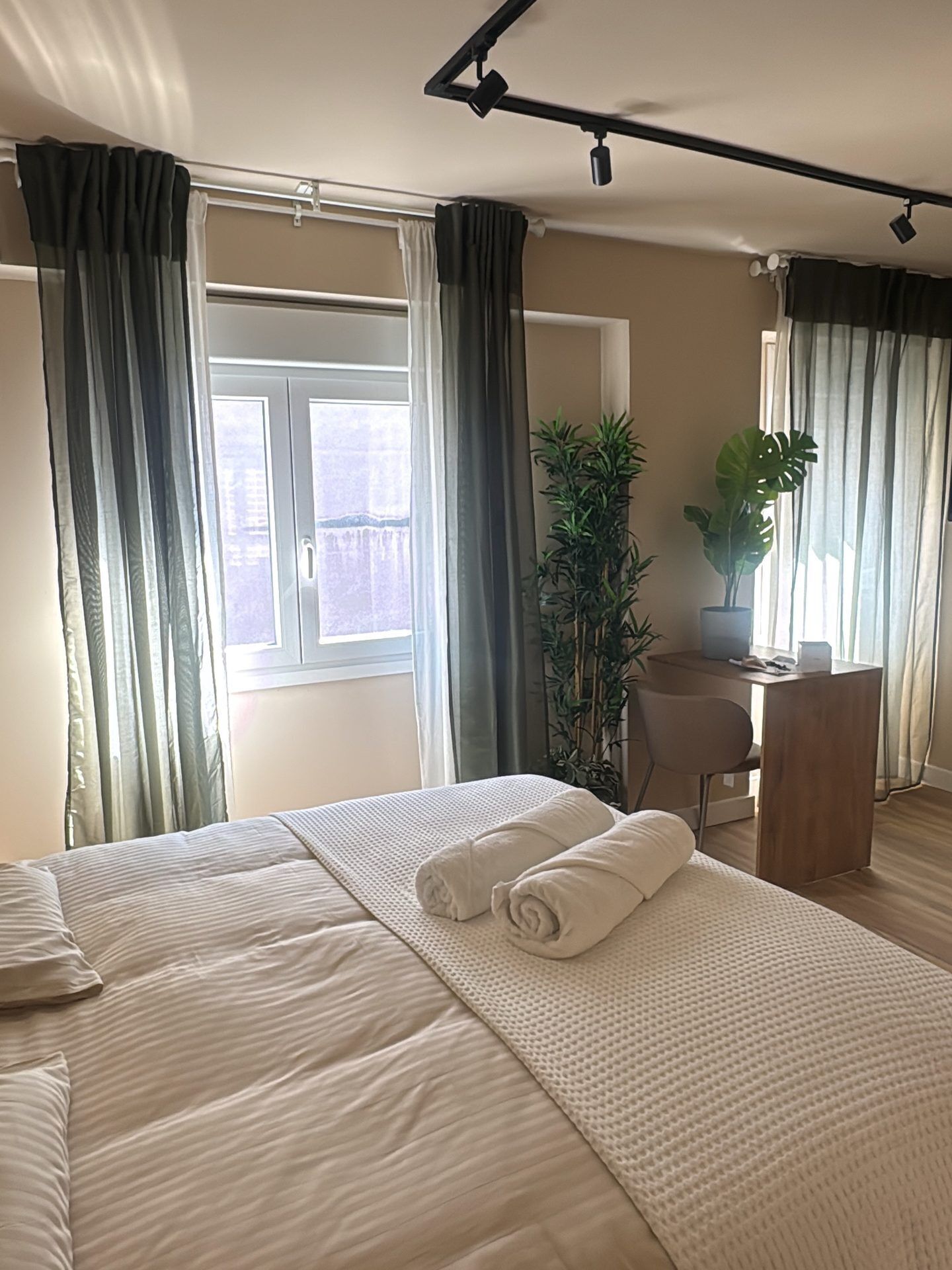 Chambre Confort | Literie de qualité supérieure, matelas mémoire de forme, minibar