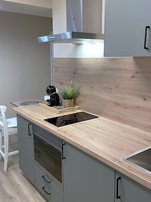 Perhestudiosviitti, parveke, vuoristonäköala | Yksityinen keittiö | Kahvin-/teenkeitin, minijääkaappi