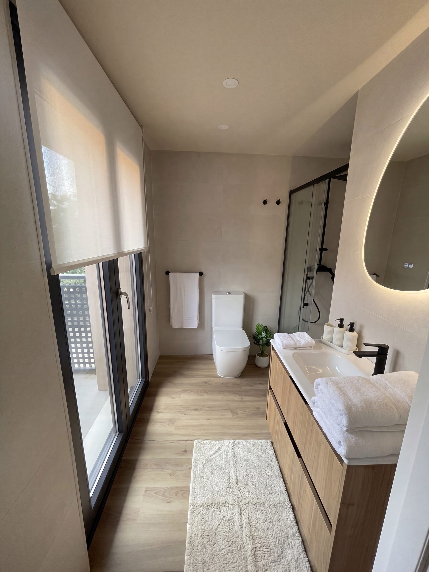 Suite estudio familiar, balcón, vistas a la montaña | Baño | Ducha, artículos de higiene personal gratuitos y secador de pelo
