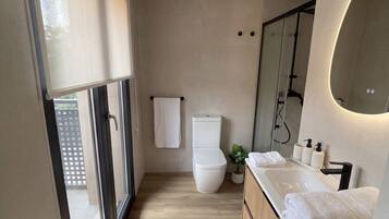 Suite estudio familiar, balcón, vistas a la montaña | Baño | Ducha, artículos de higiene personal gratuitos y secador de pelo