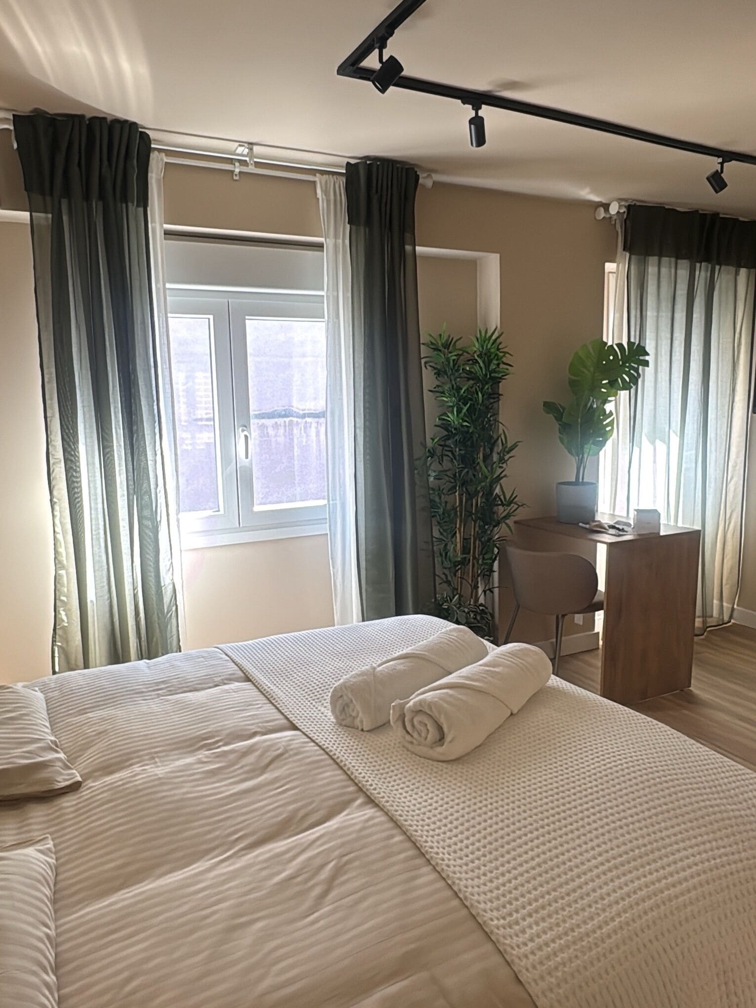 Een hotelkamer met een bed, een bureau en een stoel.