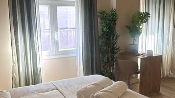 Een hotelkamer met een bed, een bureau en een stoel.