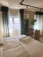 Una habitación de hotel con una cama, un escritorio y una silla.