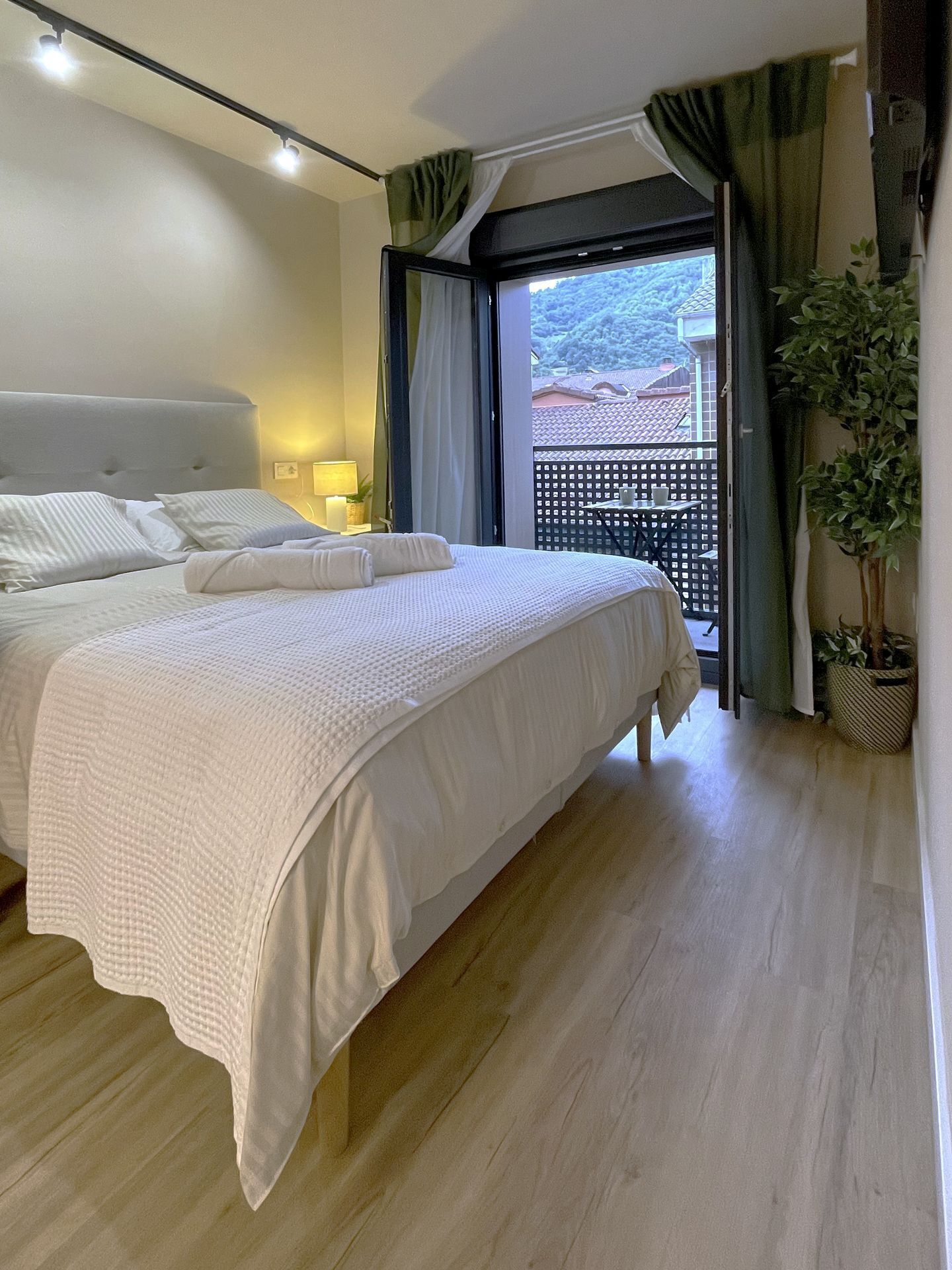 Family Studio Suite, Balcony, Mountain View | Peralatan tempat tidur premium, busa memori, bar mini 