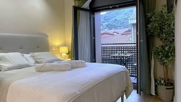 Family Studio Suite, Balcony, Mountain View | Peralatan tempat tidur premium, busa memori, bar mini