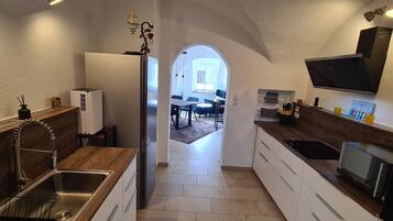 Wasserkocher mit Kaffee-/Teezubehör, Kühlschrank, Mikrowelle, Ofen