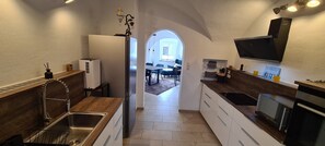 Wasserkocher mit Kaffee-/Teezubehör, Kühlschrank, Mikrowelle, Ofen