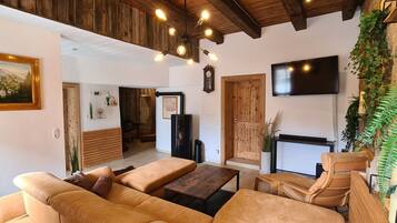 Smart-TV, Kamin, Stereoanlage