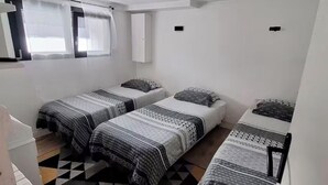 Tabla de planchar con plancha, wifi y ropa de cama