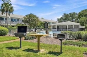 A courtyard with a pool, a barbecue grill, and a sign prohibiting pets. - Suite Y'all | 2-Min Walk to Beach | Pet Friendly (Santa Rosa Beach)