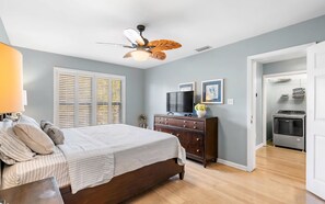 A bedroom with a bed, dresser, TV, and a ceiling fan. - Elite Mins 2 HCA St Vincents Everbank & Downtown (Jacksonville)