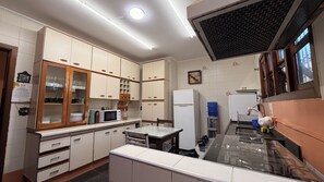 Frigorífico y utensilios de cocina