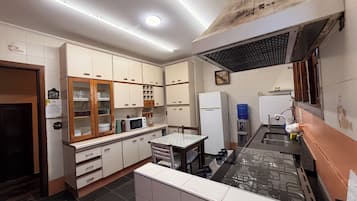 Geladeira, talheres/pratos/utensílios de cozinha
